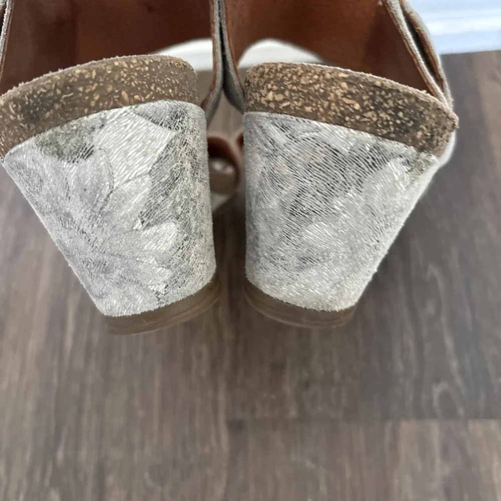 Taos Carousel 2 Gray Suede Floral Wedge Heel Ankle Strap Sandal Women 9/9.5 MINT